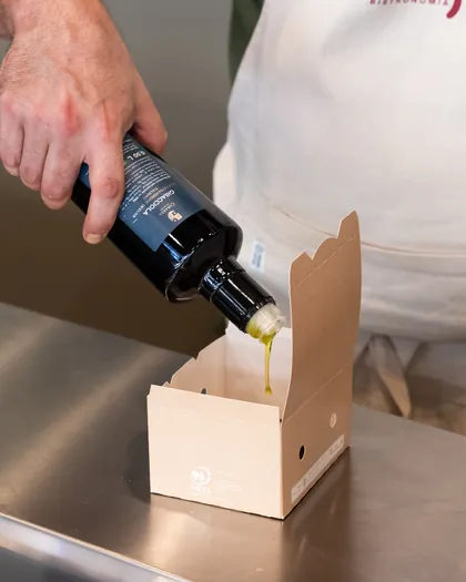Un filo d'olio versato nella scatola da asporto