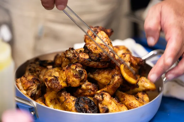 Pollo arrosto con limone servito con le pinze dalla teglia