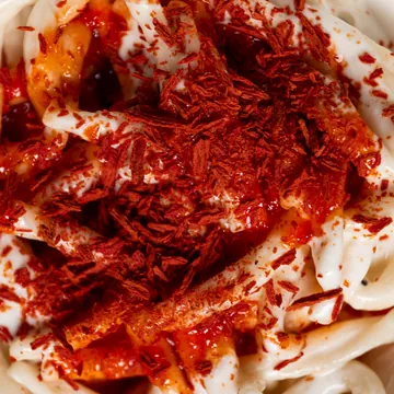 Caramello di peperone rosso e fiocchi di pomodoro sugli strozzapreti