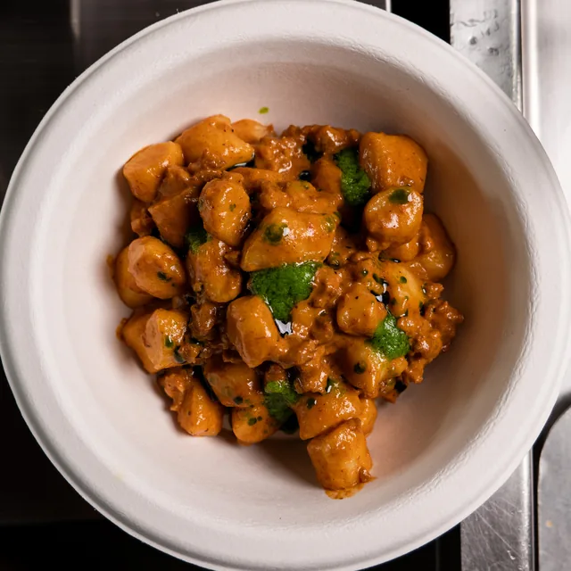 Gnocchetti in crema di gamberi con salsa al prezzemolo, visti dall'alto