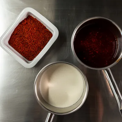Pentolini e teglie con gli ingredienti pronti sul piano d'acciaio della cucina