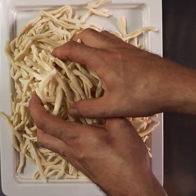 Due mani affondate negli strozzapreti freschi