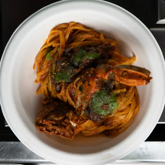 Tagliolini allo scoglio sgusciato con chela di granchio, visti dall'alto